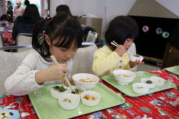 試食給食を食べる子供たちの写真