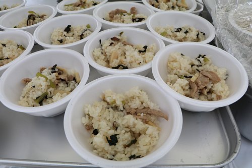 草加の学校給食で出されている炊き込みご飯の画像