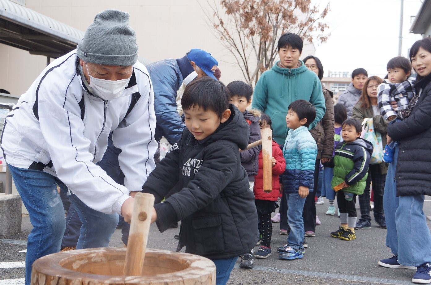 餅つき体験をする子ども