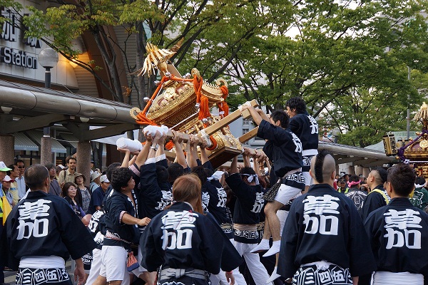 祭りの最後は御輿で盛り上がります