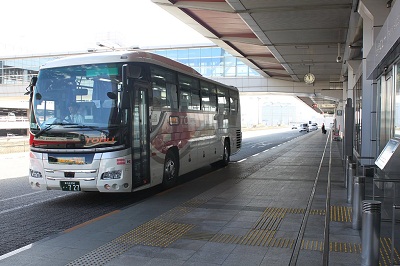 羽田空港へ到着した連絡バスの様子