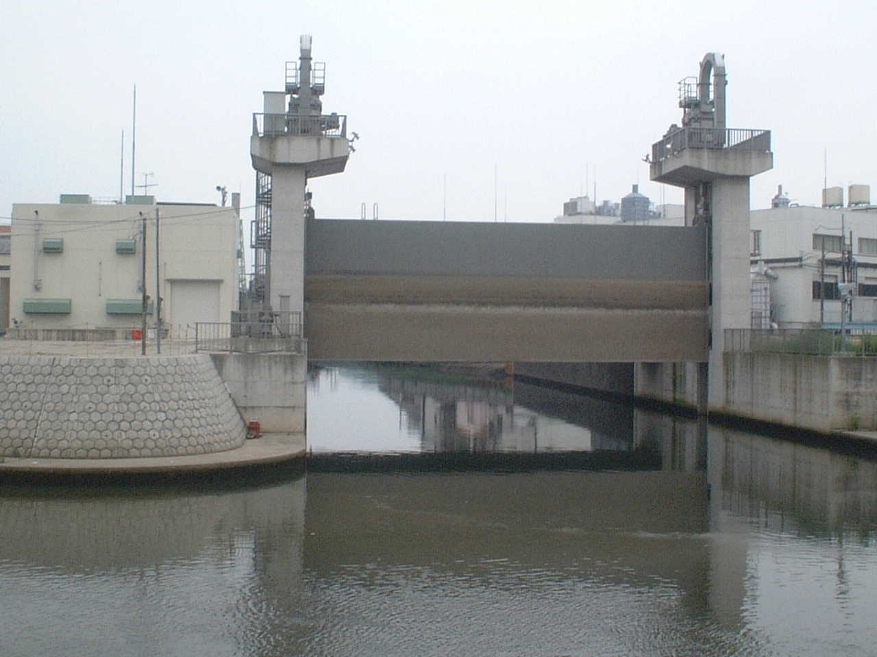 古綾瀬川排水機場の水門写真の画像
