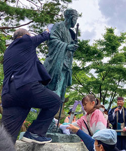 Cleaning of the Statues of Basho and Sora