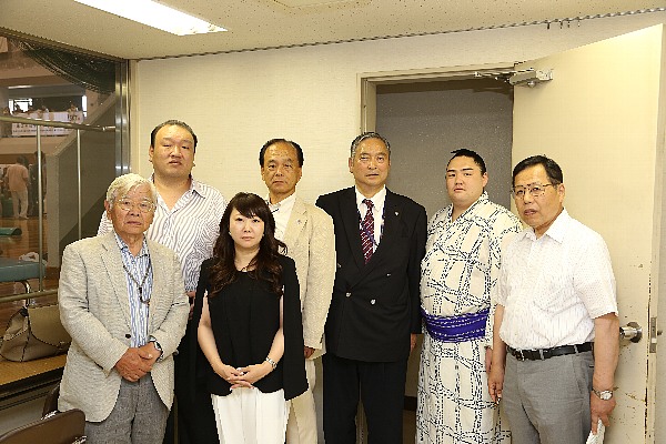 山響親方、幕下力士・相山さんと青少年相撲振興会の皆さんの写真