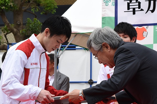 草加市民栄誉大賞を受け取る内村選手の画像