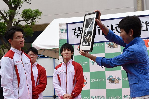 切り絵を受け取る田中選手の画像