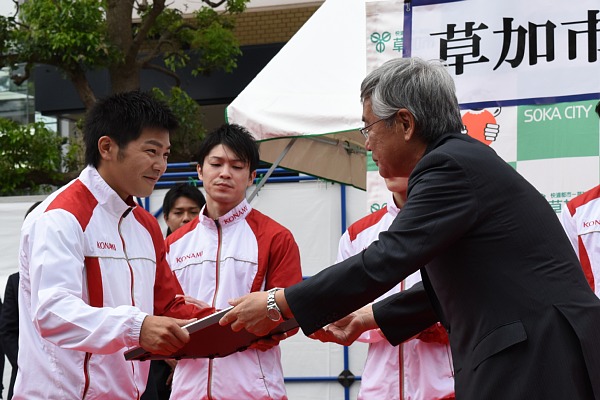 草加市民栄誉賞を受け取る山室選手の画像