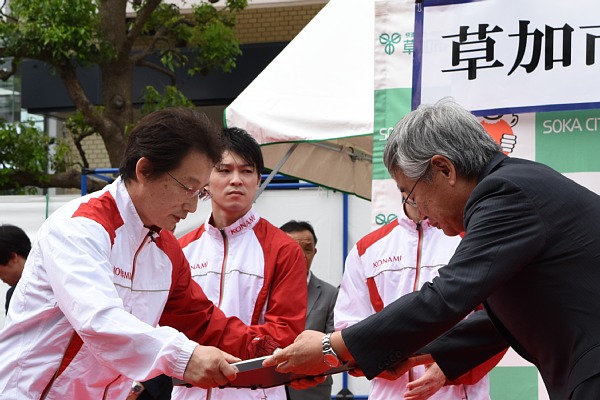 草加市民栄誉賞特別賞を受け取る加藤コーチの画像
