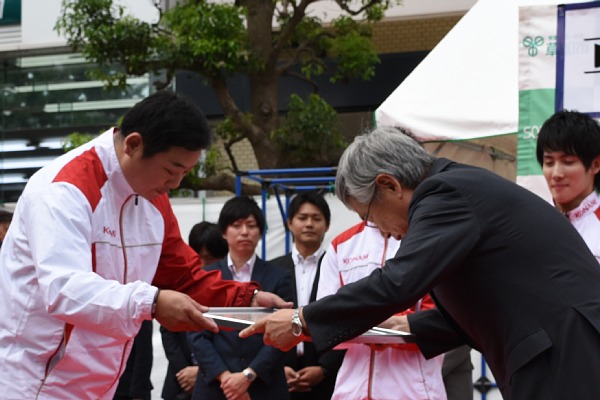 草加市民栄誉特別賞を受け取る今井トレーナーの画像