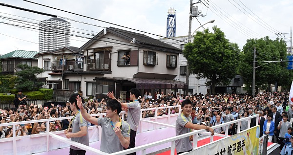 パレードで手を振る選手たちの画像