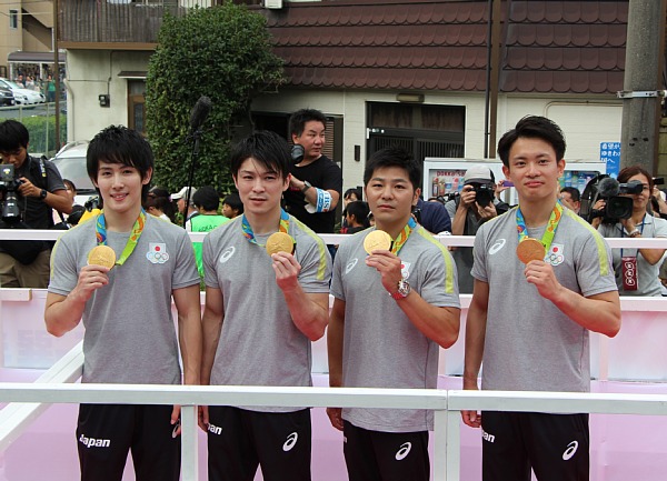 金メダルを持つ選手達の画像