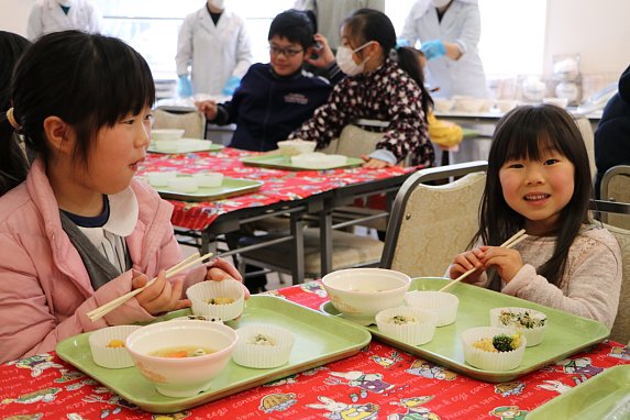 給食を食べている児童の画像
