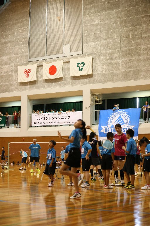 選手にバトミントンを教わる子供達の画像