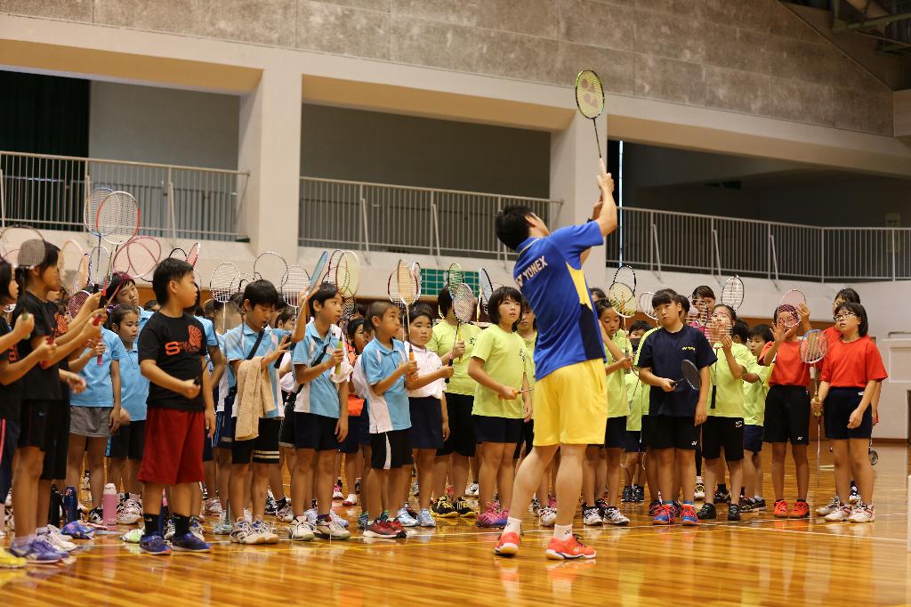 選手にバトミントンを教わる子供達の画像