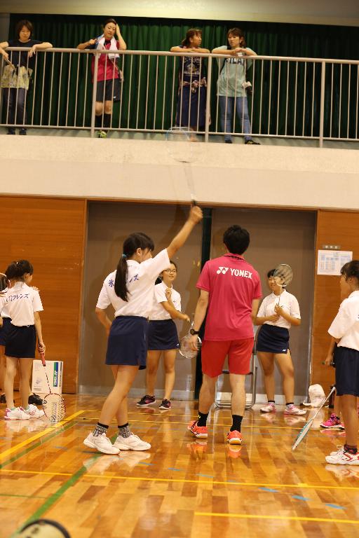 選手にバトミントンを教わる子供達の画像