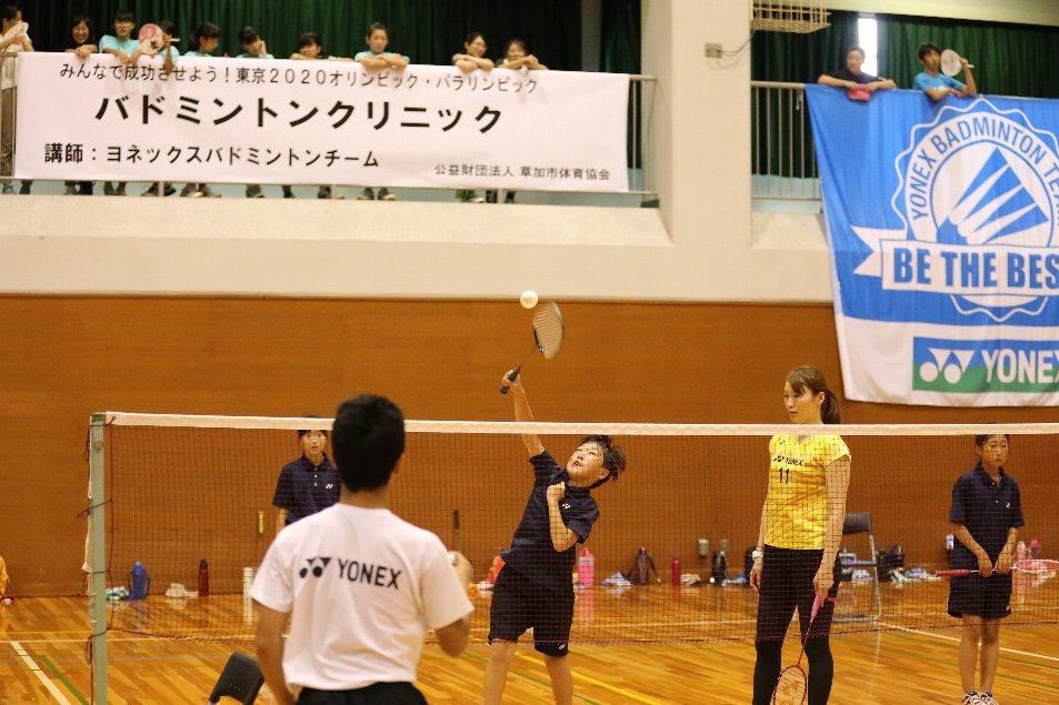 選手にバトミントンを教わる子供達の画像