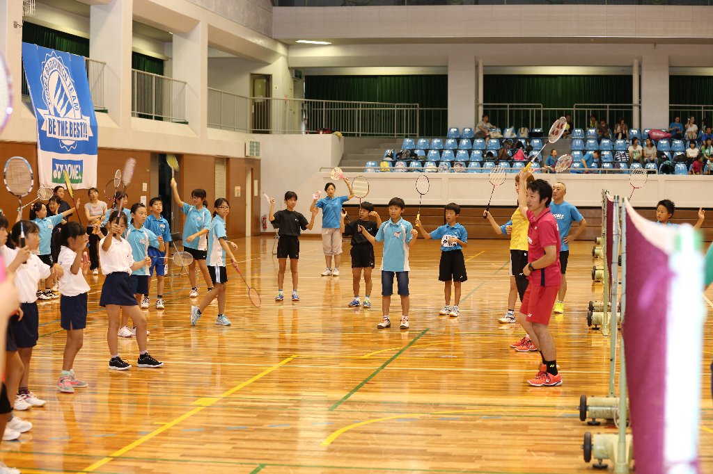 選手にバトミントンを教わる子供達の画像