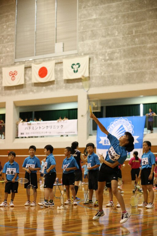 選手たちとのラリー体験する子供の画像