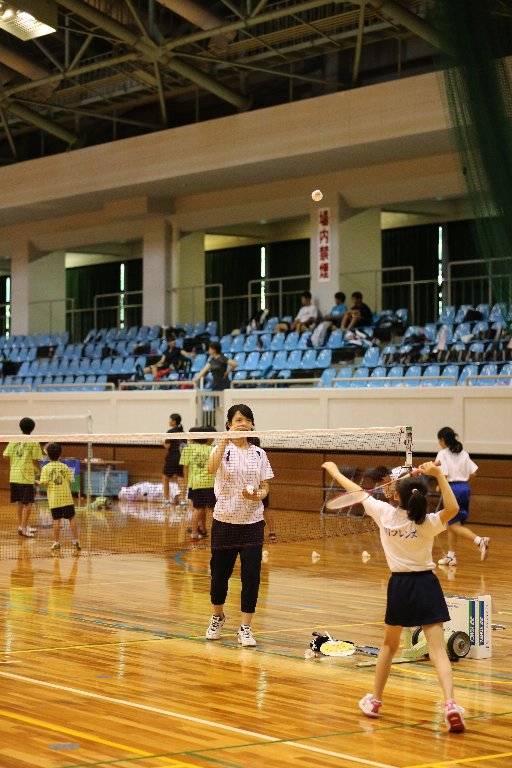 選手たちとのラリー体験する子供の画像