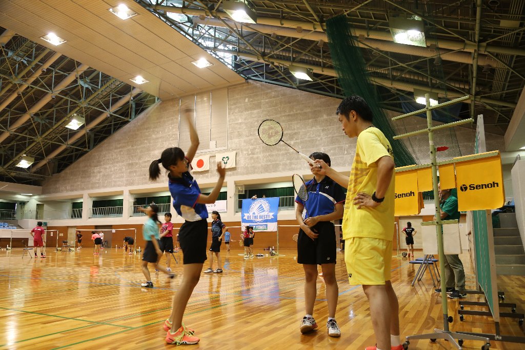 選手にバトミントンを教わる子供達の画像