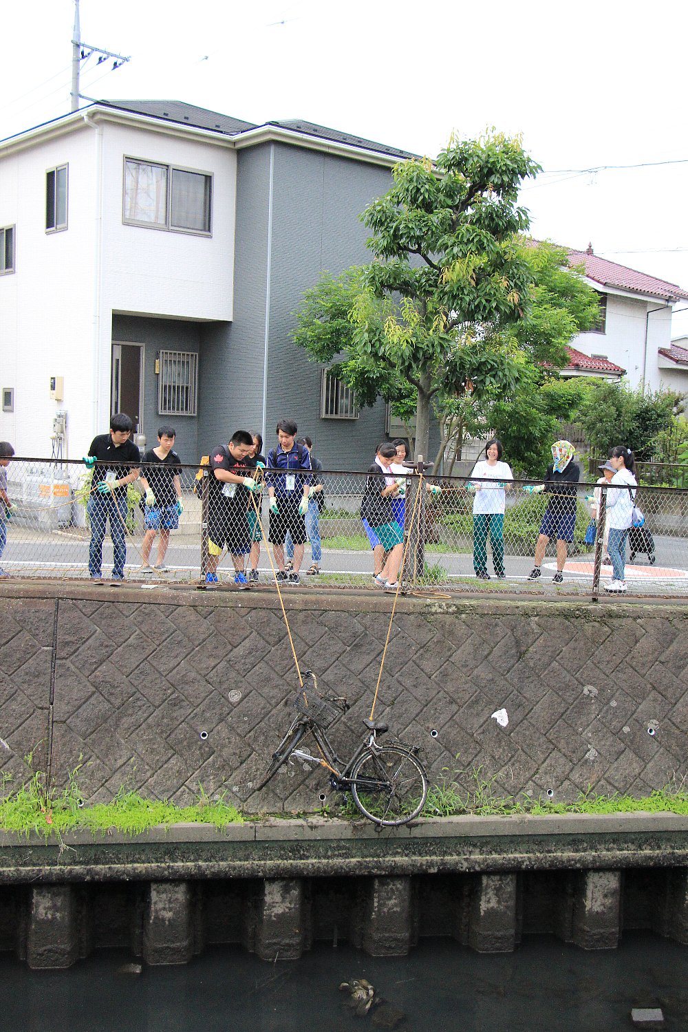 自転車を引き上げる参加者1