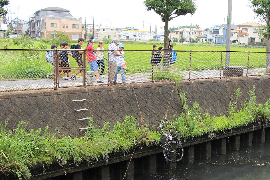 自転車を引き上げる参加者2