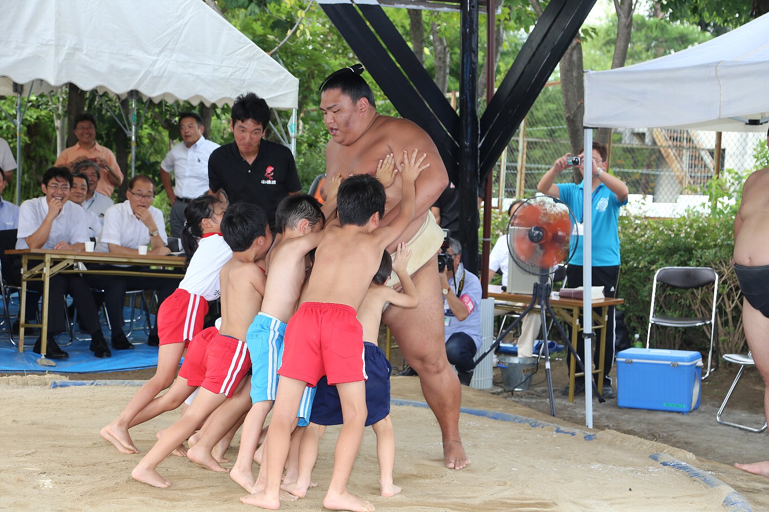 子どもたちが関脇 御嶽海関に挑戦相撲写真