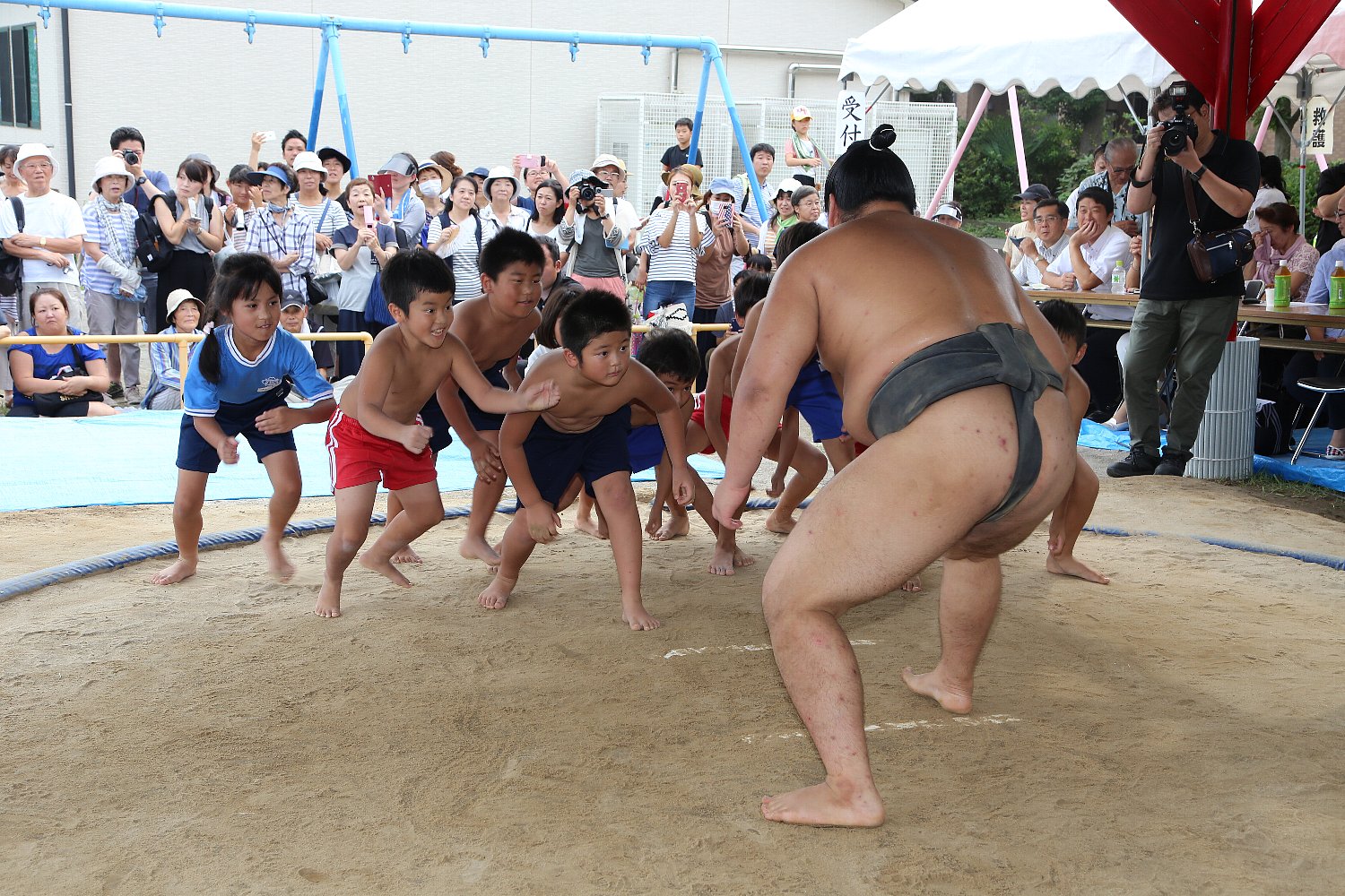 夏休み草加っ子相撲力士とのぶつかり稽古の画像