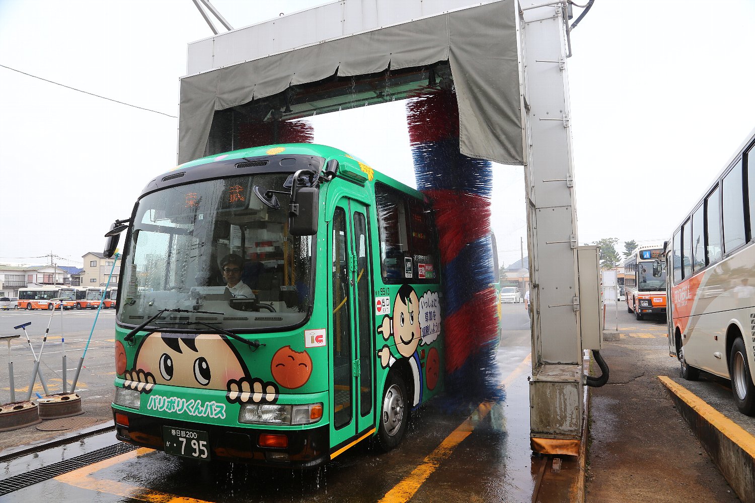 バス洗車風景の画像