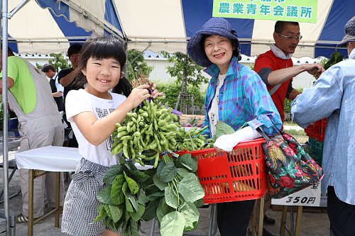 新鮮な野菜を持つ子供の画像