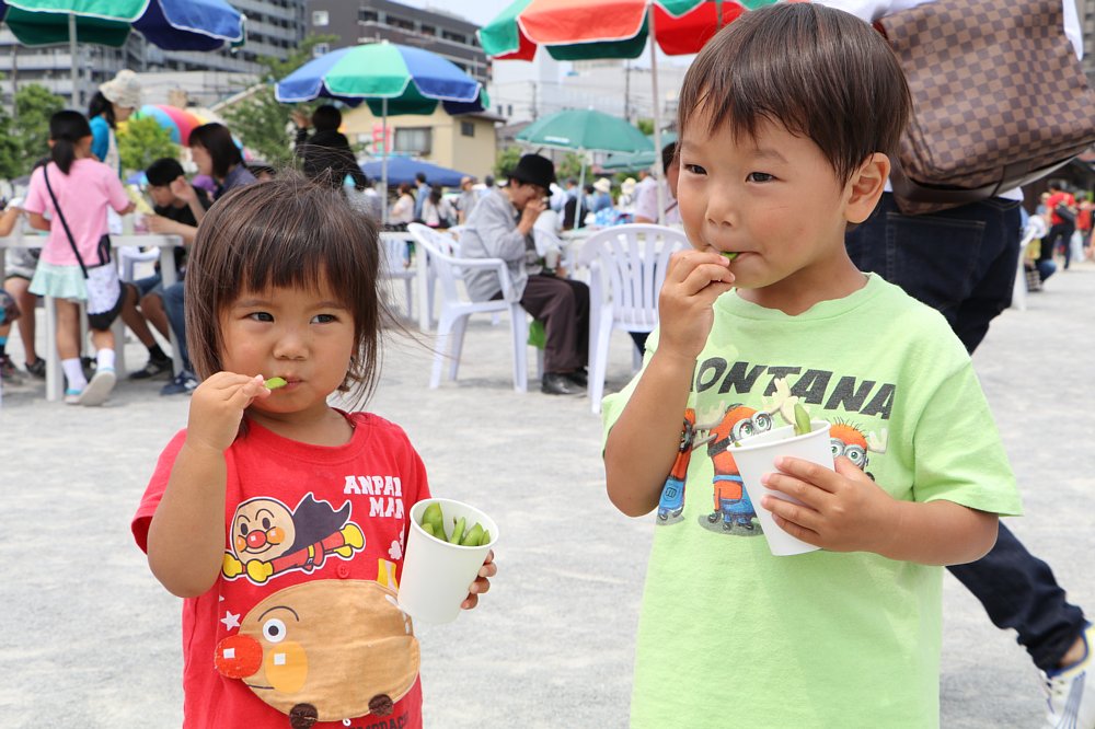 取れたての野菜を食べる子どもの画像