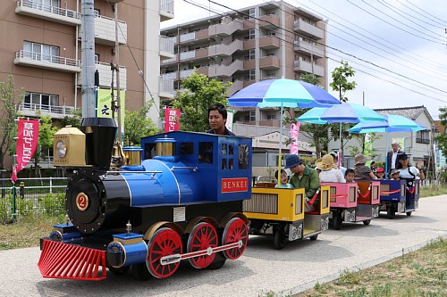 紙製品を加工して作られたミニSLの画像