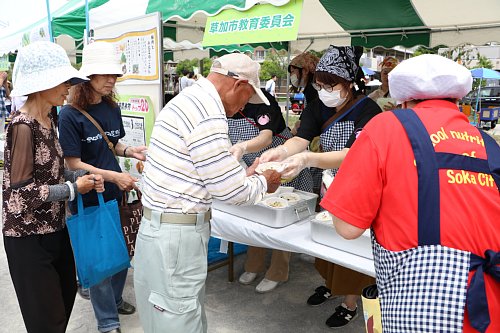 草加の学校給食で出されている炊き込みご飯の画像