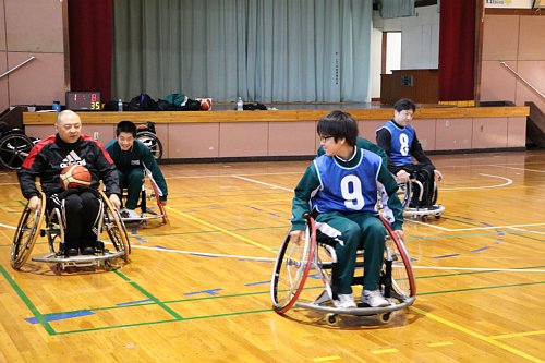 車いすバスケプレイ中の画像