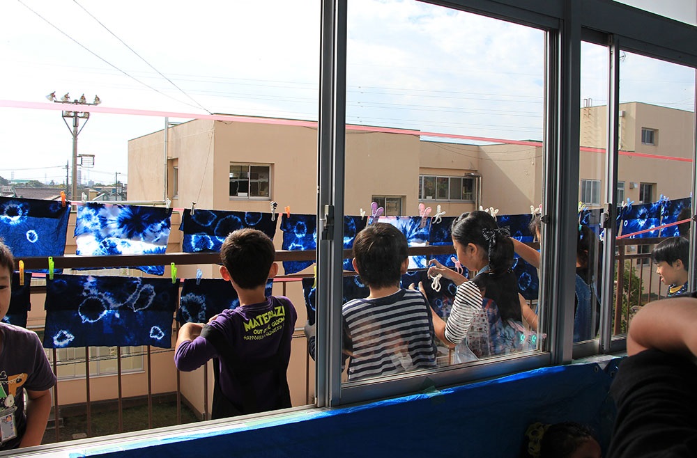 新里小藍染め体験教室　ベランダに干された藍染めハンカチの画像