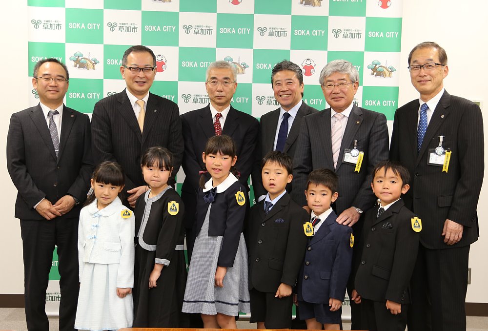 ワッペンを着けた新一年生