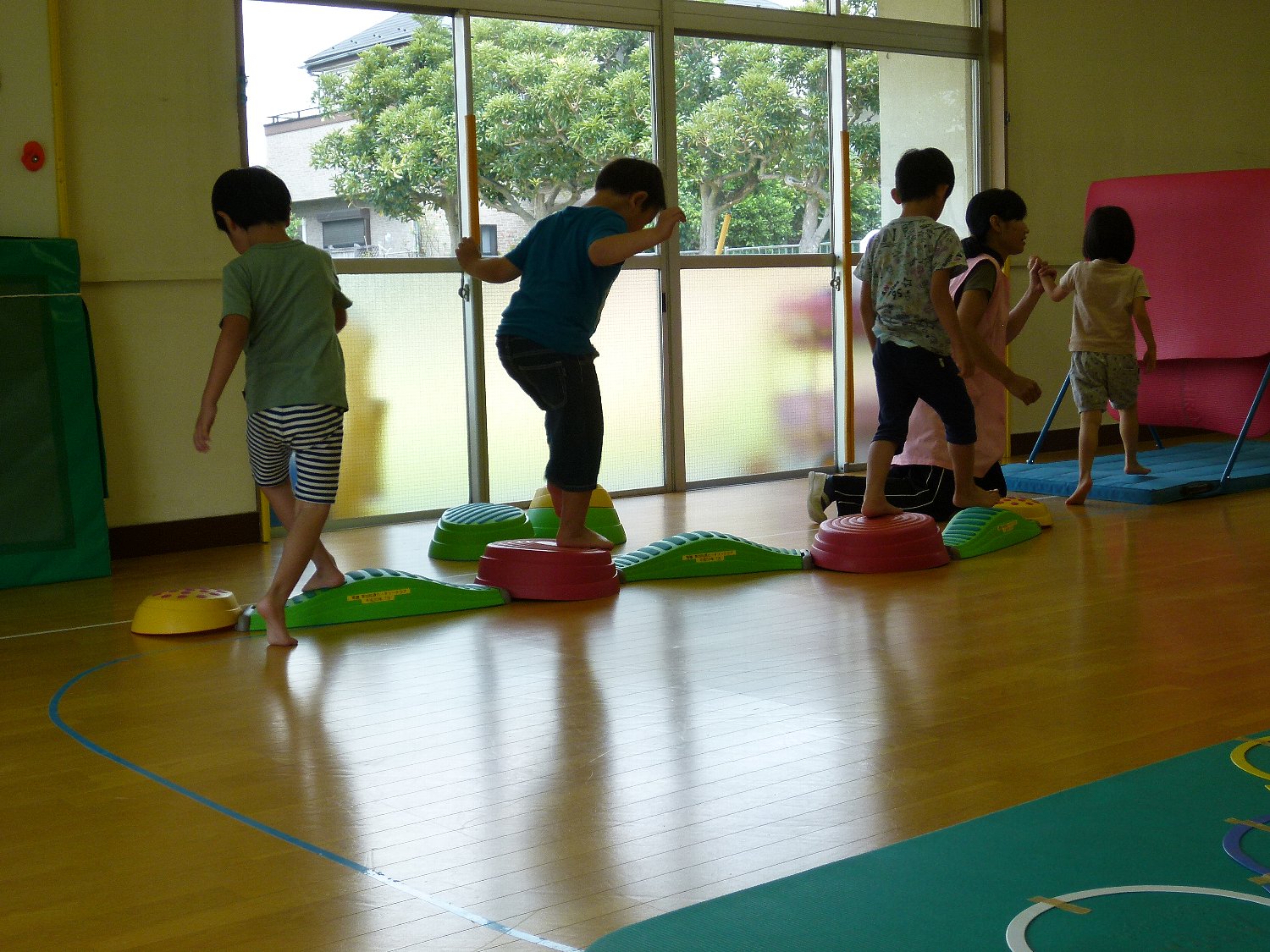 寄贈された遊具で遊ぶ子どもたちの画像