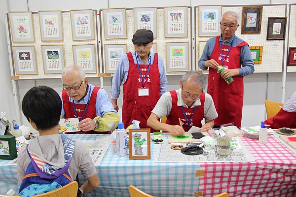 2018国際交流フェスティバル版画や折り紙体験画像