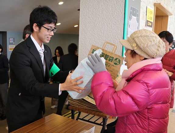 配布に並ぶ来場者2