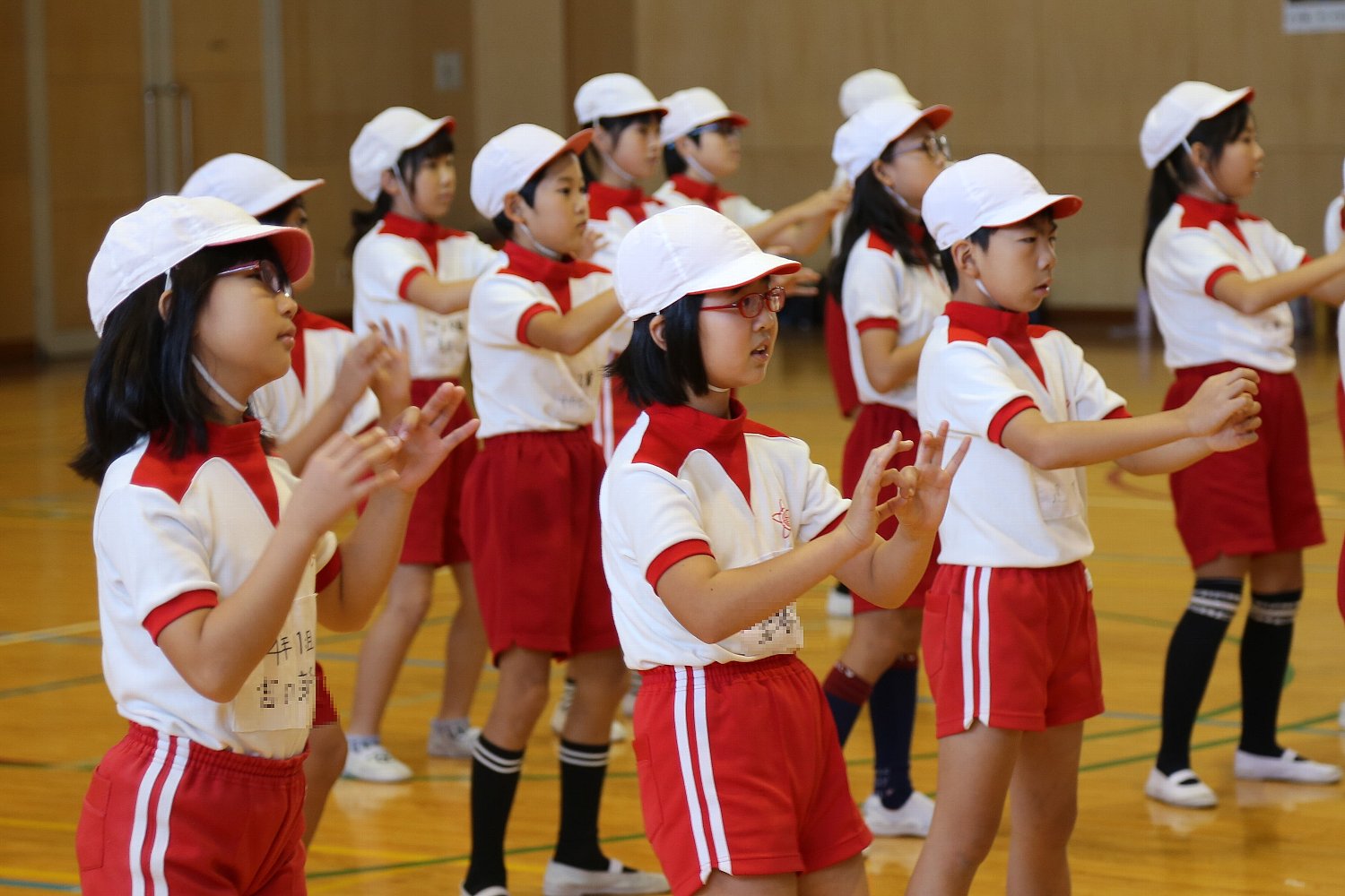 手話ダンスをする子供達の画像