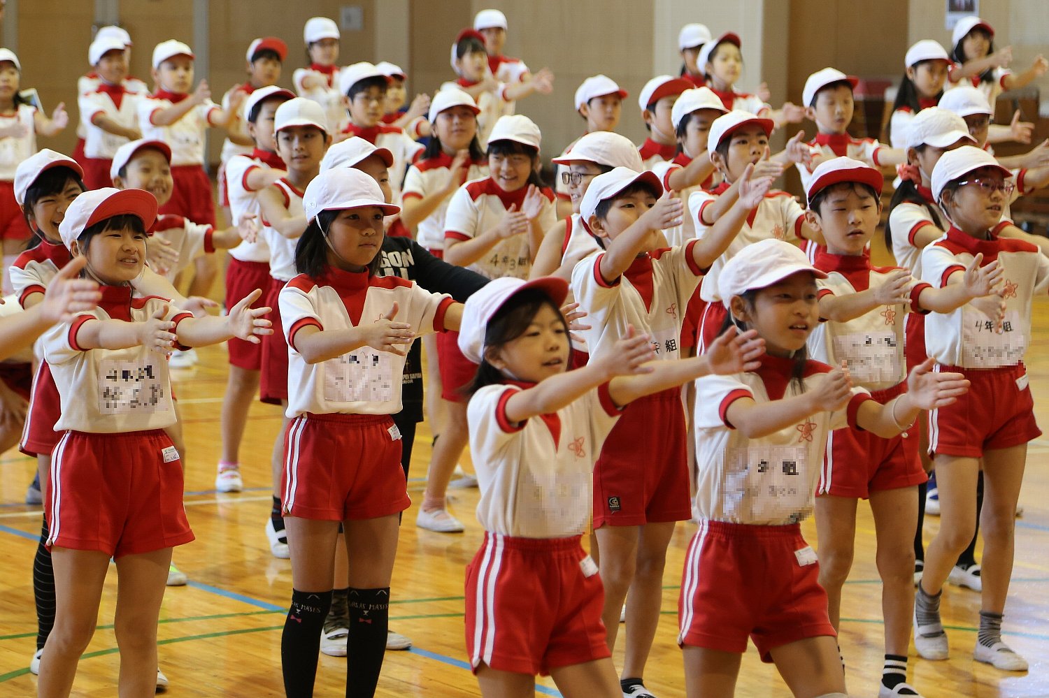 手話ダンスをする子供達の画像