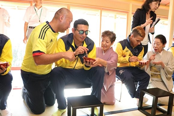 和菓子を食べるレイデル選手