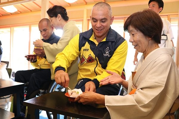 和菓子を食べるモイセス選手