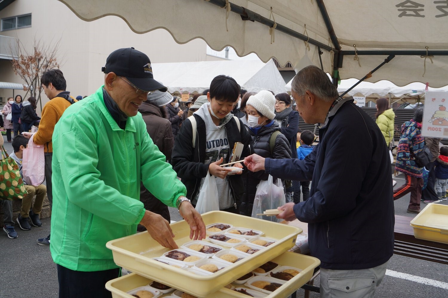 お餅を配布