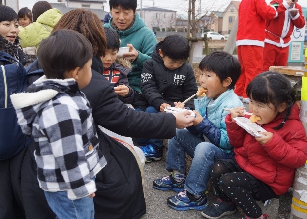 おいしそうにお餅を食べる子どもたち