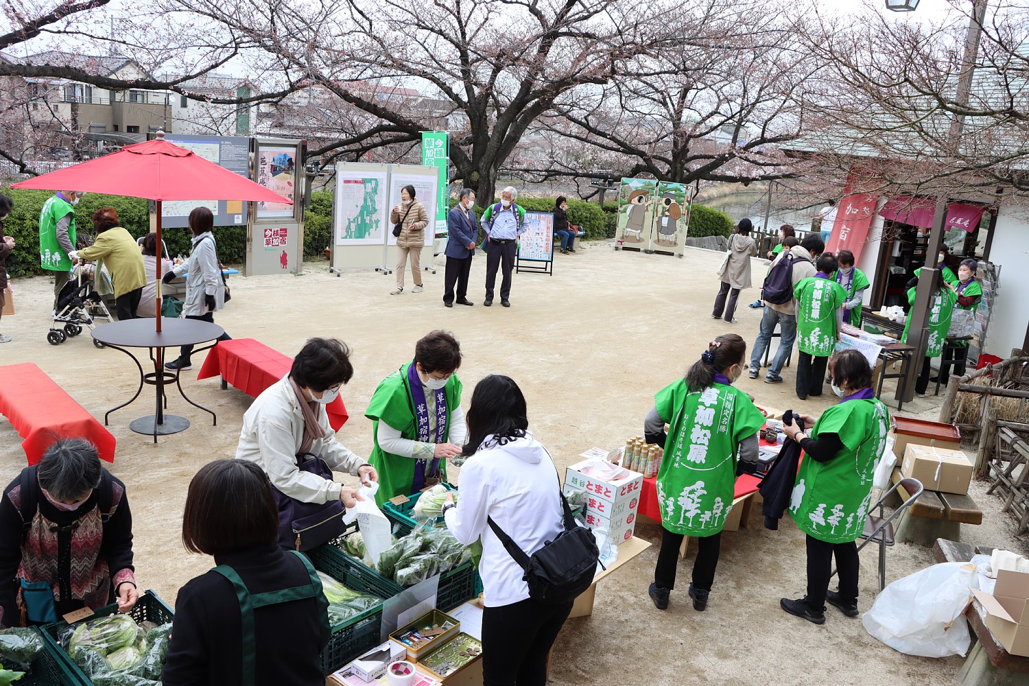 野菜を買う市民など