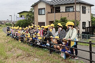 長栄小_綾瀬川写真_01