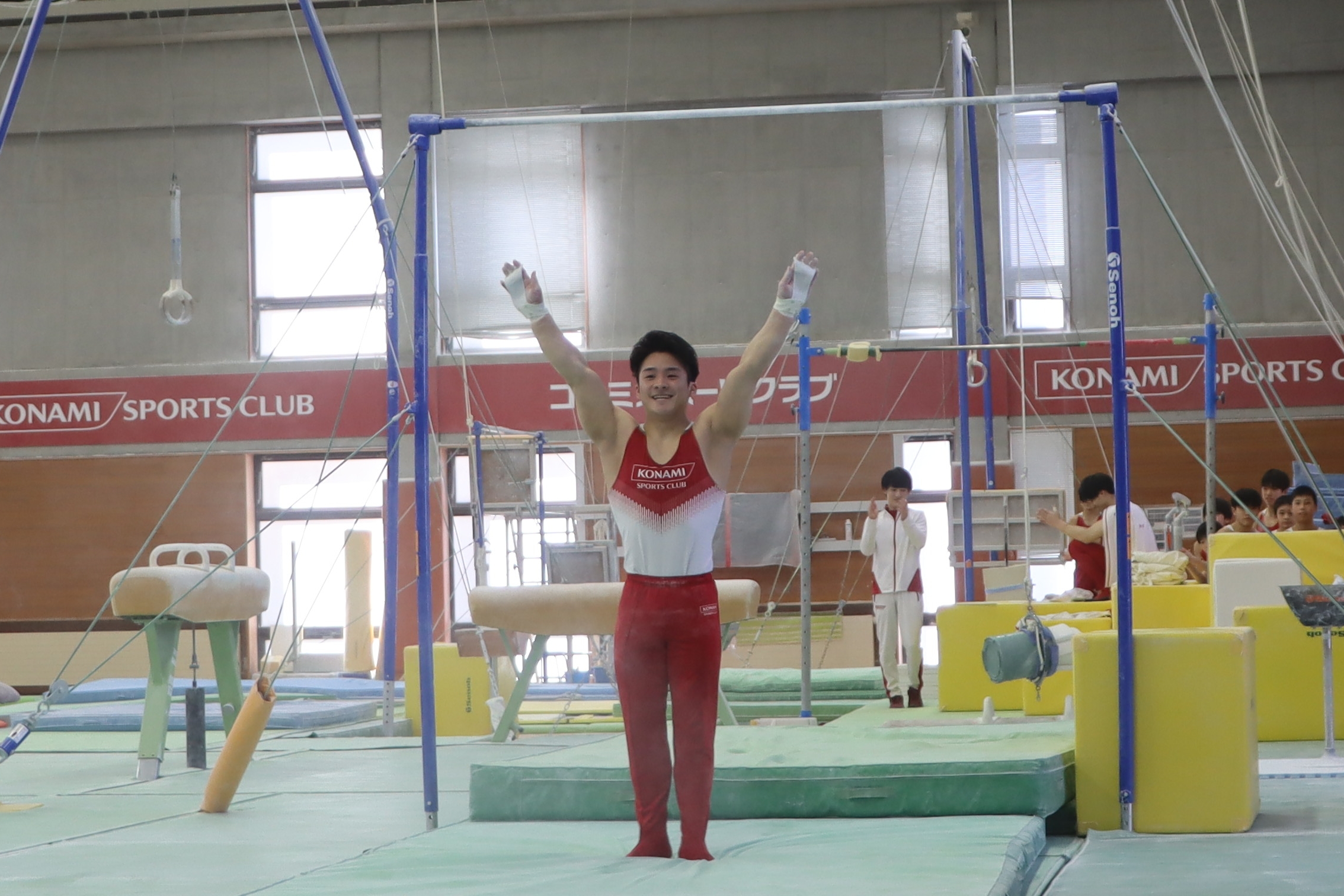 神本雄也選手による鉄棒の演技のようす2枚目