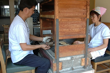 せんべいの手焼き風景の画像