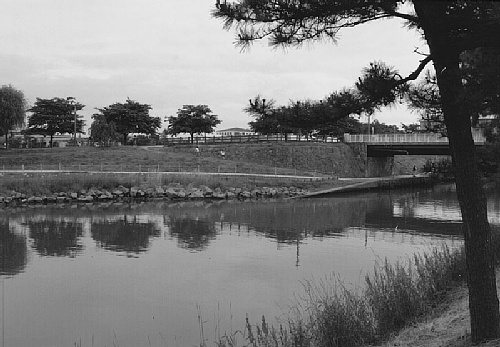 現在のハープ橋と左岸広場